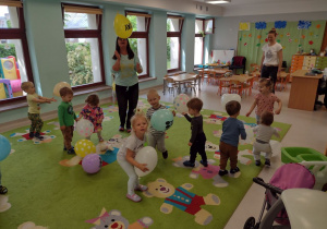 "Baloniada" - dzieci w trakcie zabaw ruchowych przy wykorzystaniu kolorowych balonów.